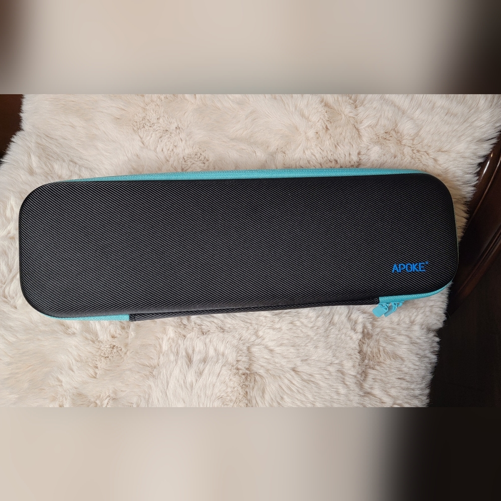 Apoke blower case in black and light green